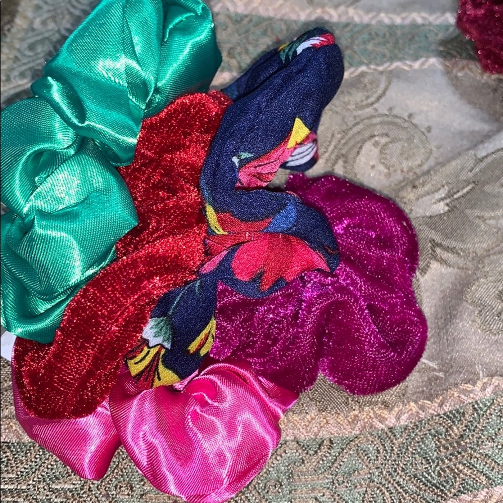 5 assorted scrunchies